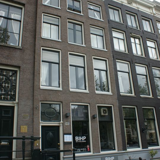 Pand met gevel onder rechte lijst