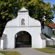 Kostol sv. Štefana s areálom, brána
