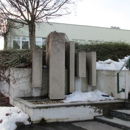 Žulová plastika před s. p. Výtahy