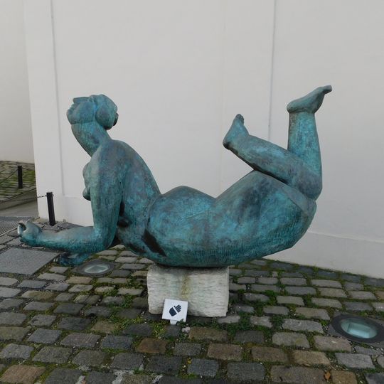 Socha ležící postavy na nádvoří Sovových mlýnů na Kampě