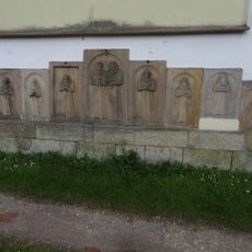 Náhrobní kameny ve zdi kostela