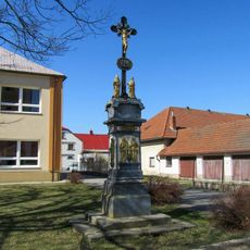 Kříž v Sebranicích před kostelem