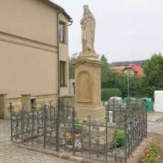 Socha Madony u obecního úřadu v Nové Vsi nad Popelkou