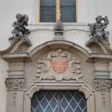 Sochy na štítě jižního průčelí kostela svatých Šimona a Judy Tadeáše