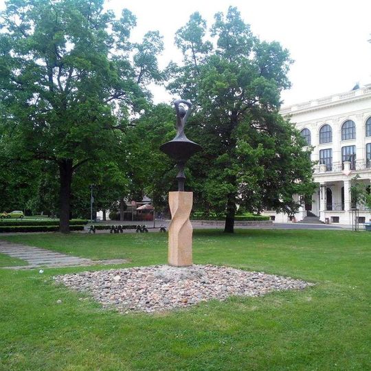 Plastika u městského divadla v Chomutově