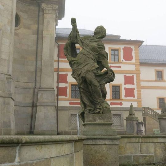 Socha Blahoslavení čistého srdce na ochozu schodiště ke špitálu v Kuksu