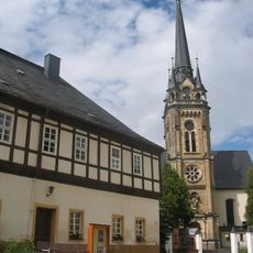 Kirche (mit Ausstattung), Kirchhof mit Einfriedungsmauer und zwei Kirchhofstoren sowie Parentationshalle auf der Friedhofserweiterung an der Geyerschen Straße Kirchgasse -