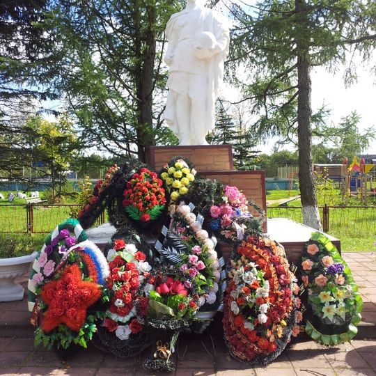 Братская могила советских воинов, погибших в борьбе с фашистами