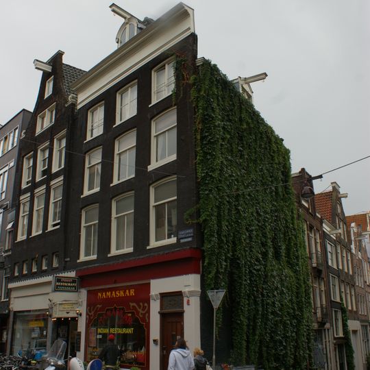 Hoekhuis met gevel onder rechte lijst met dakkapel