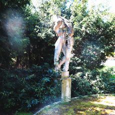 Socha dívky s chmelem v parku Cukrovarská zahrada v Lounech