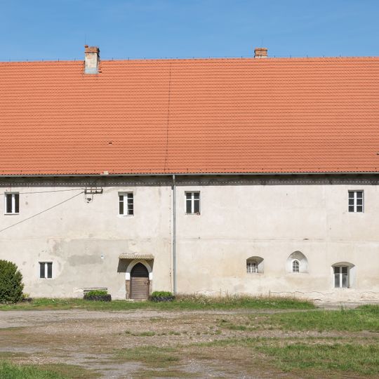 Former servants house in Henryków