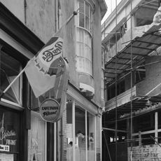 Pand met gepleisterde gevel met erkers