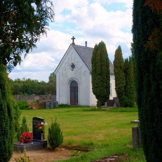 Márnice na hřbitově v Brništi