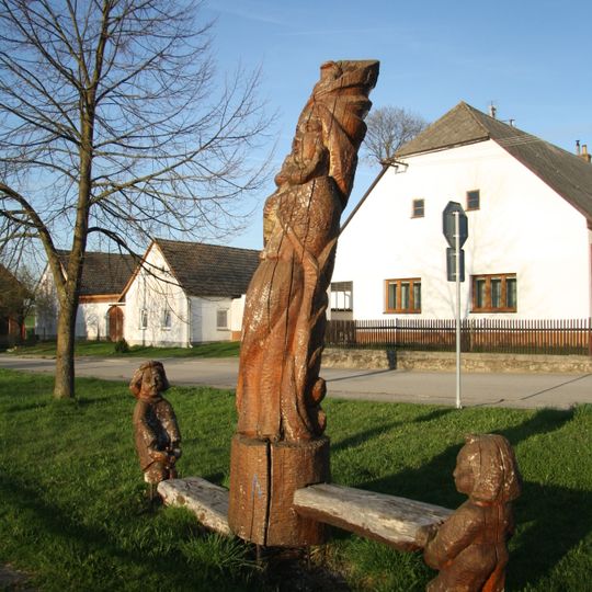Dřevěná socha v Zahrádkách