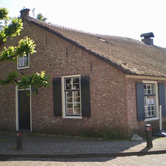 Boerderij met topgevel en zijbaander