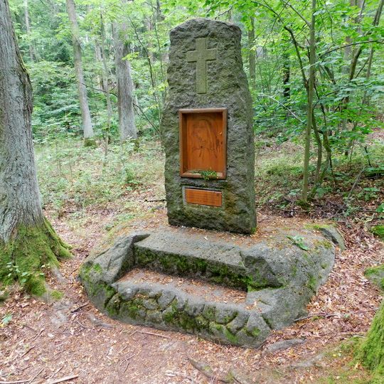 Pomník kameníkům v lese jihovýchodně od Jesenice