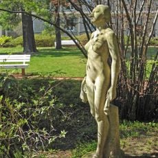 Frauen-Skulptur im Park des Krankenhauses Dresden-Neustadt
