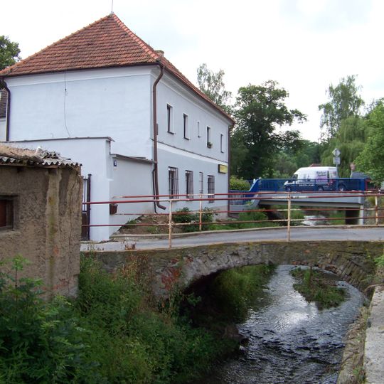 Kamenný most přes Říčanský potok k domu V potokách čo. 2