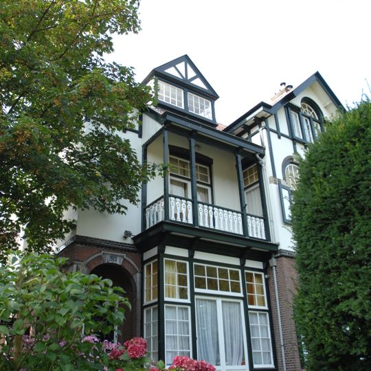 Linkerdeel van een vrijstaand bouwblok, bestaande uit twee symmetrische villa's