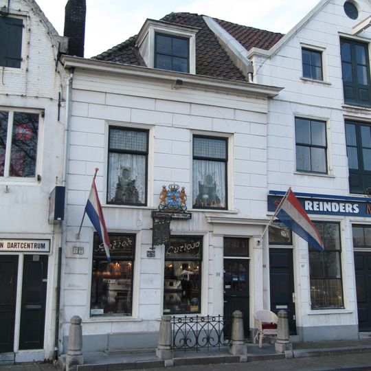 Kwakkelstein: winkel met bovenwoning, stoep, hek