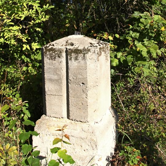 Kříž východně od Přeštic u rozcestí