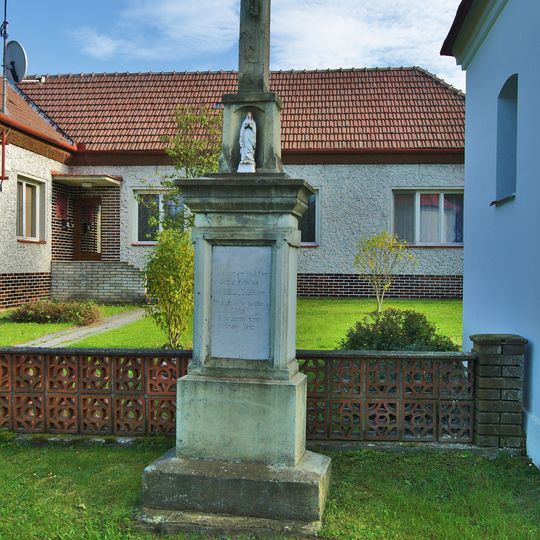 Kříž v Nové Dědině u kaple