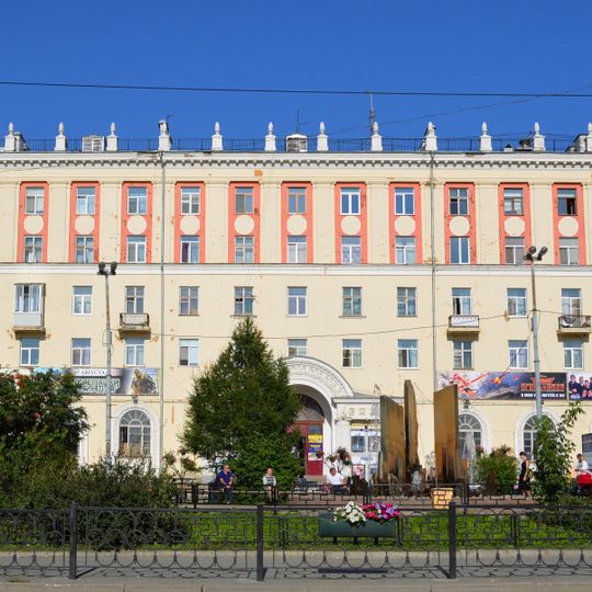 Building Baumana Street 2 with Zarya Cinema