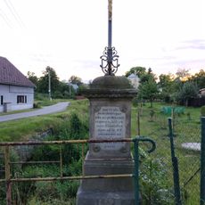 Kříž u Lužničky pod domem 101 v Horním Podluží