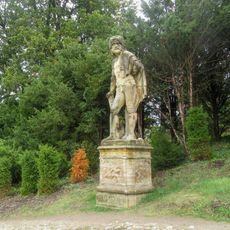 Socha Herakla ve Valticích v zámeckém parku