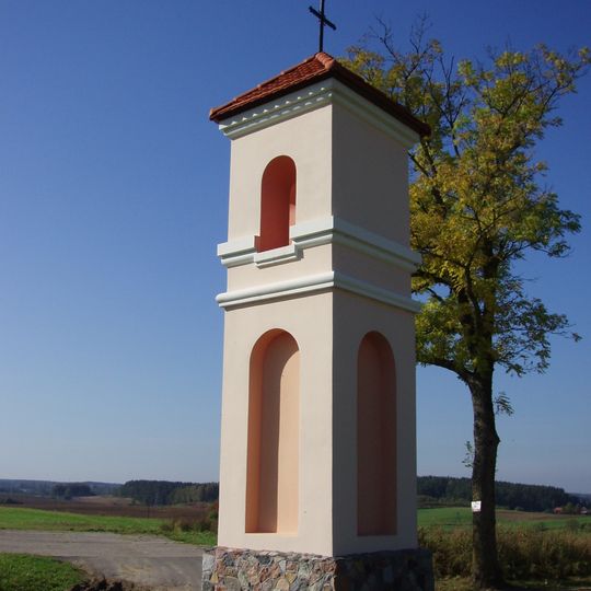 Kapliczka przydrożna z dzwonniczką, przy drodze do Woryt