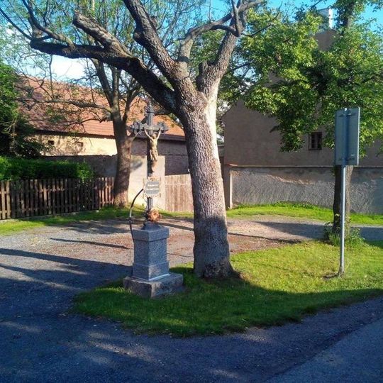 Kříž v Rosovicích u kostela