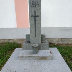 Pomník padlým u kaple Nejsvětější Trojice ve Svoru