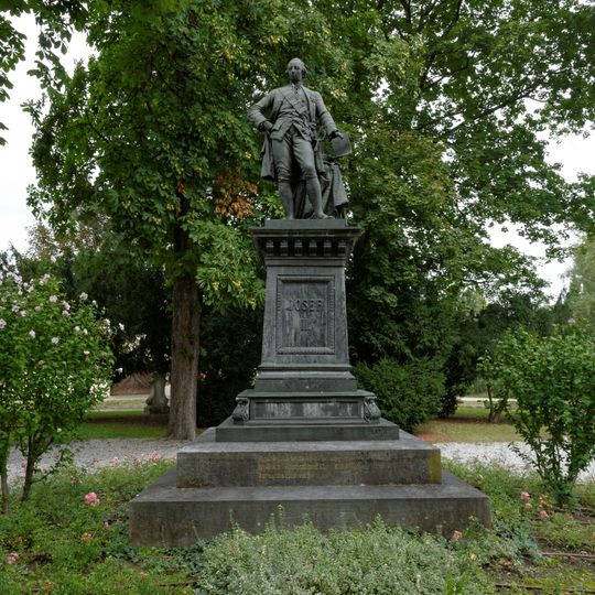 Kaiser Joseph-Park mit Barockfiguren und Denkmal Joseph II.