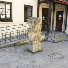 Socha Chechtací pytlík na nádvoří u knihovny v Kadani