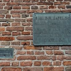 Plaquette aan toren van de Grote Kerk