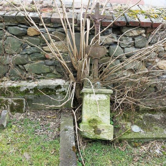 Kříž u hřbitovní zdi v Chouči