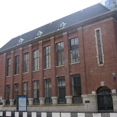 Bankgebouw met conciërgewoning in traditionalistische stijl (Coöperatieve Zuivelbank)