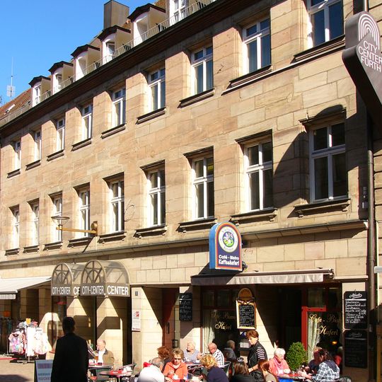 Wohn- und Geschäftshaus, ehemals mit Gasthaus