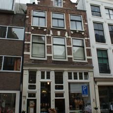 Pand met tot ingezwenkte halsgevel gewijzigde trapgevel van het 'type met kleine blokjes'