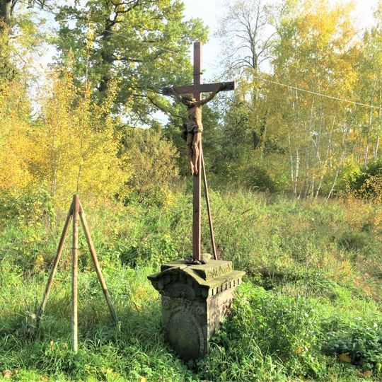 Kříž u železničního přejezdu u domu 16 v Horním Podluží