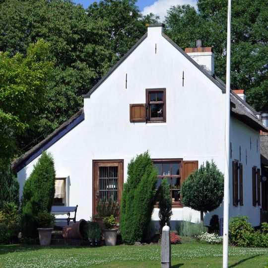 Pand onder riet gedekt zadeldak