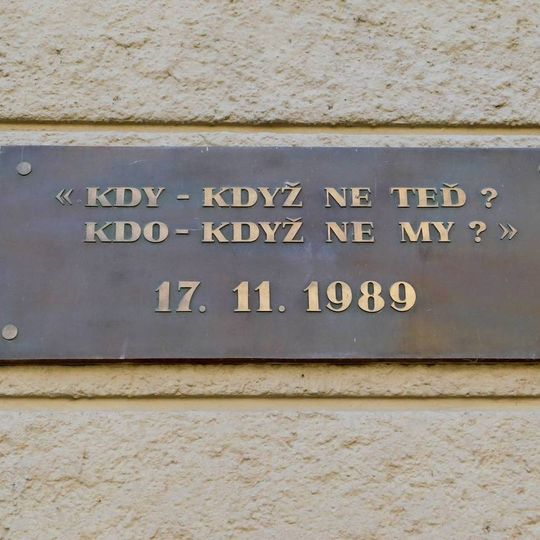 Pamětní deska 17. listopadu 1989 na Albertově v Praze