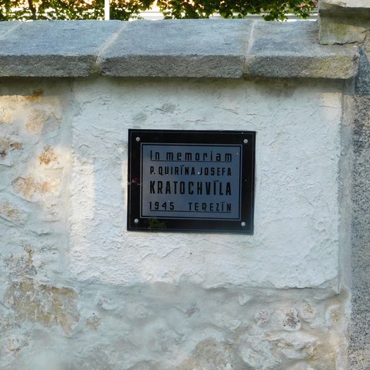 Pamětní deska Quirína Josefa Kratochvíla na hřbitově v Humpolci