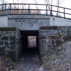 Podchod pod železniční tratí pod ulicí V nové čtvrti v Senohrabech