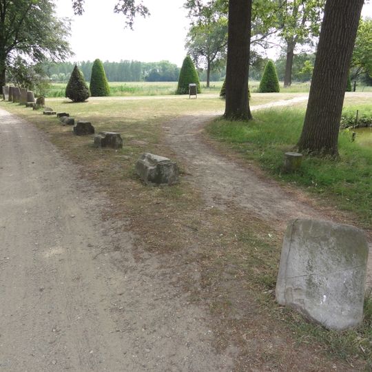 Heeswijk: elementen voor het kasteel op het pad