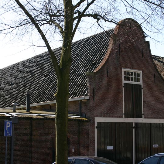 Baljuwhuis, koetshuis en muur