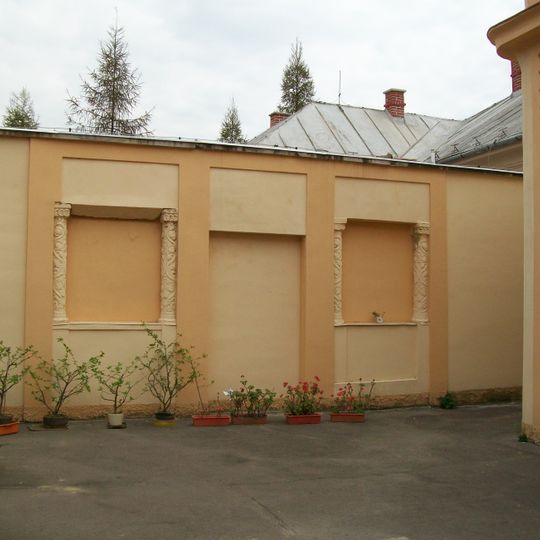 Vila G. Rakottyaya, múr parcelačný