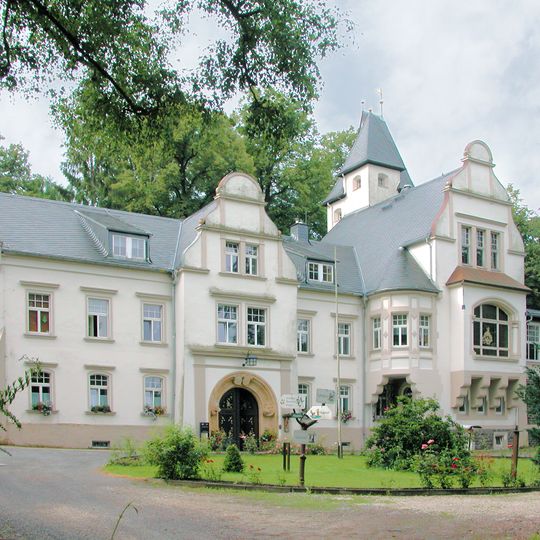 Sachgesamtheit Rittergut Lippersdorf mit folgenden Einzeldenkmalen: ehemaliges Herrenhaus , Wirtschaftsgebäude , Torbogen und Gartenpavillon