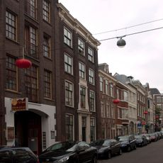 Fors pand, kroonlijst op gesneden consoles, naar voren springende en sober versierde middenpartij