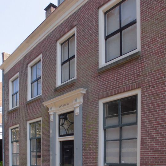 Rechthoekig huis met rechte kroonlijst